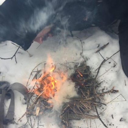 Feuer machen auf kalten oder beschneiten Untergrund - Survival Kurs