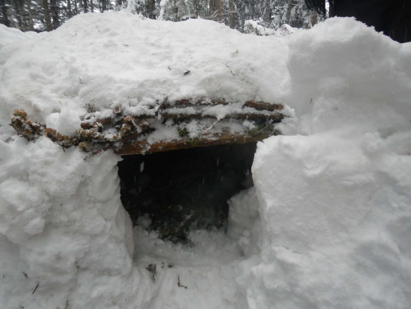 Winter Outdoor Survival Behausung im Schnee Biwak bauen