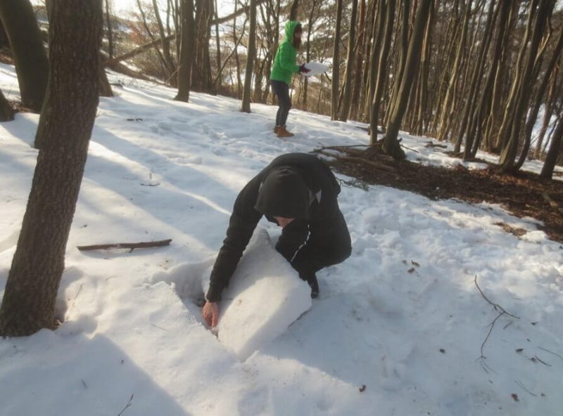 Survival Training Winter Schneedecke heben